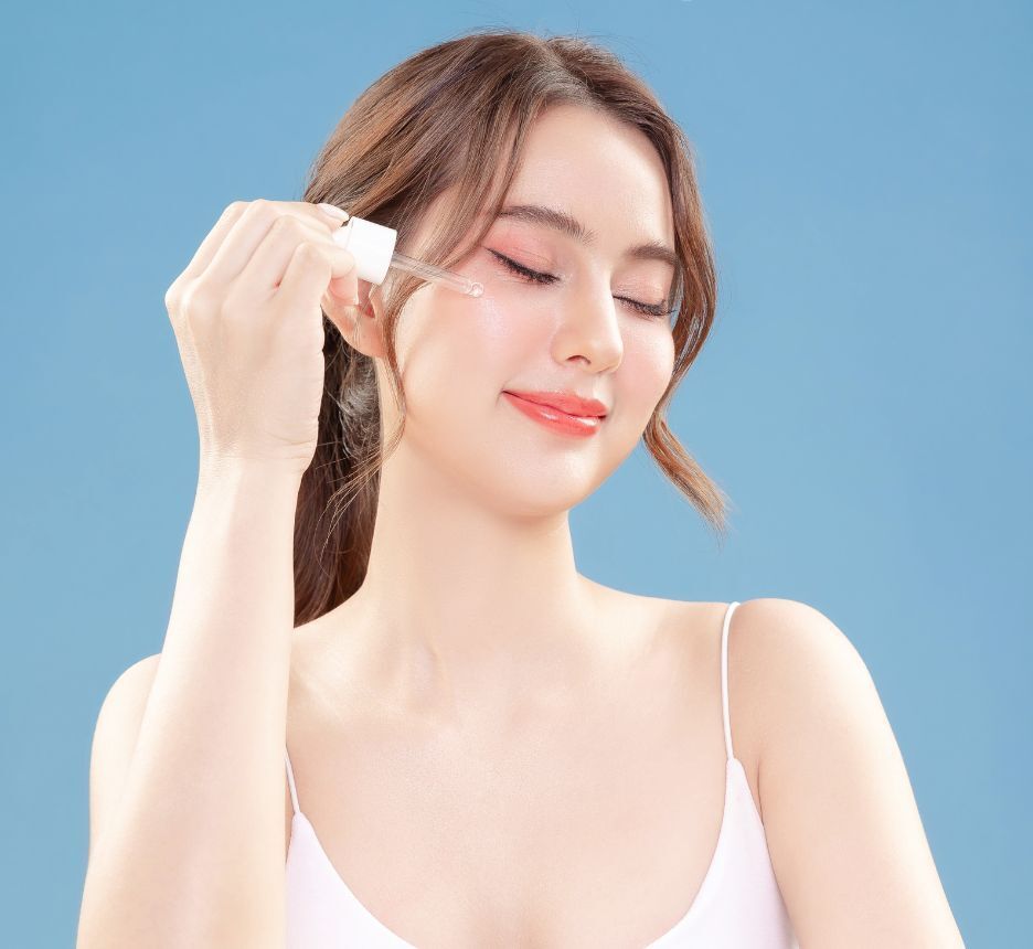 hàng rào bảo vệ da đơn giản hoá chu trình skincare cô gái nhắm mắt và đang thoa serum