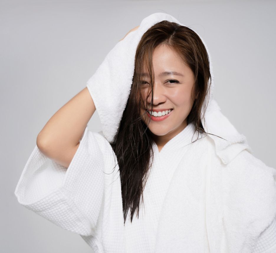 vitamin b5 có tác dụng gì cho tóc lưu ý khi sử dụng Vitamin B5 cho tóc cô gái đang lau tóc ướt bằng khăn tắm