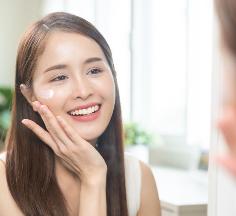 dầu dưỡng da đừng bỏ qua kem dưỡng ẩm cô gái đang thoa kem màu trắng lên mặt