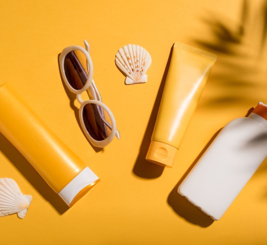 những loại kem chống nắng không nên dùng các lọ kem chống nắng đặt trên nền vàng