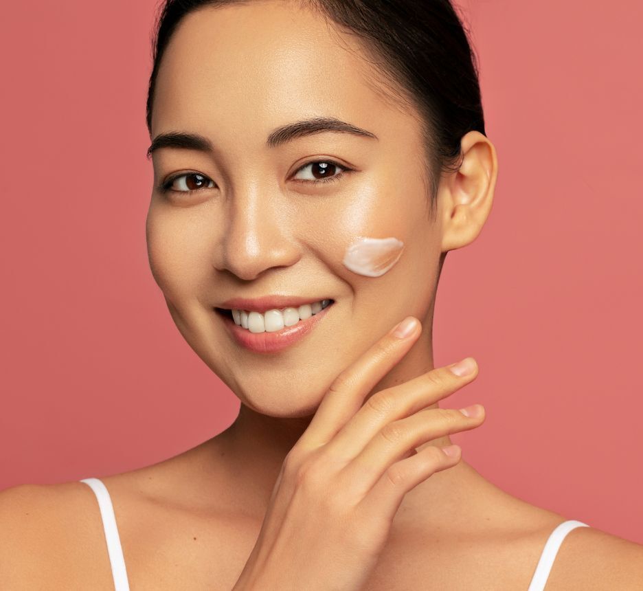 những loại kem chống nắng không nên dùng chọn kem chống nắng vật lý cô gái thoa kem lên một bên má