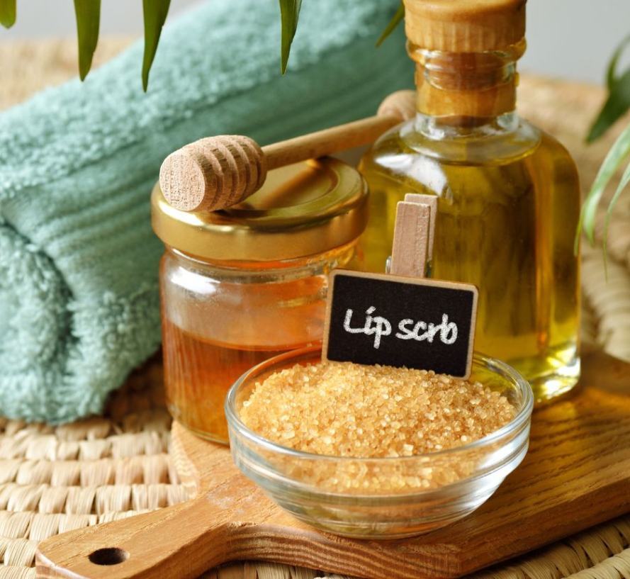tẩy tế bào chết môi bằng đường nâu và mật ong