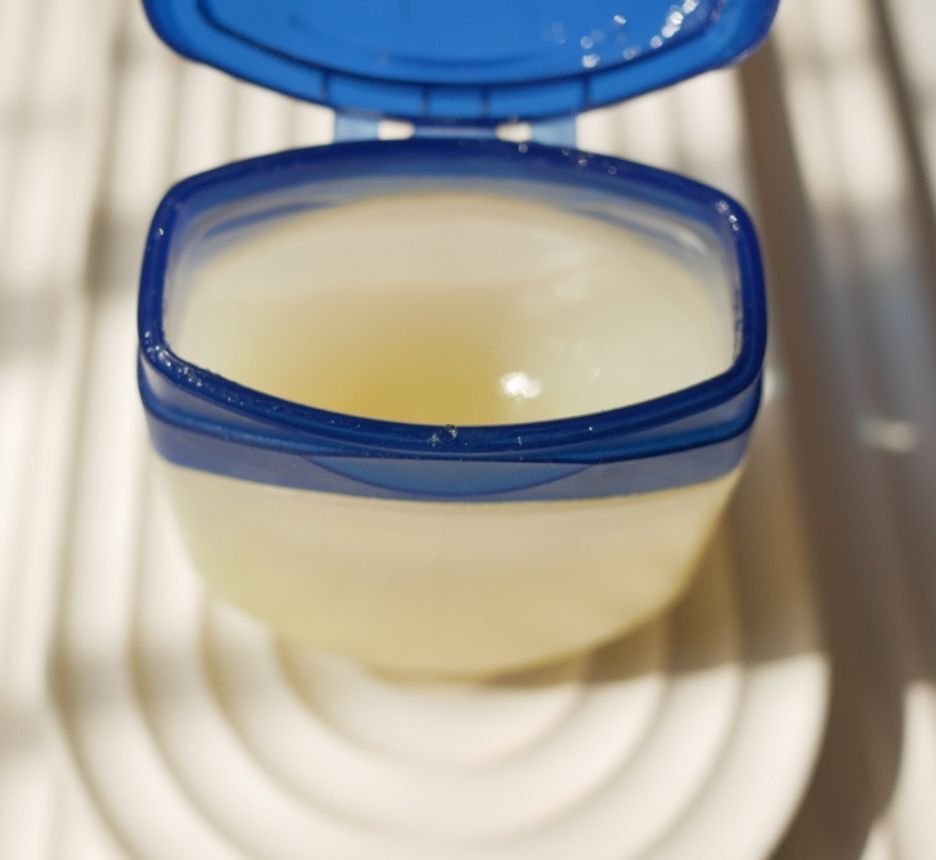 tẩy tế bào chết môi bằng đường nâu và sáp dầu khoáng