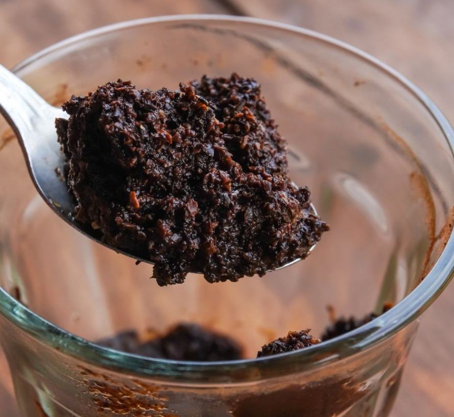 tẩy tế bào chết môi bằng bã cà phê