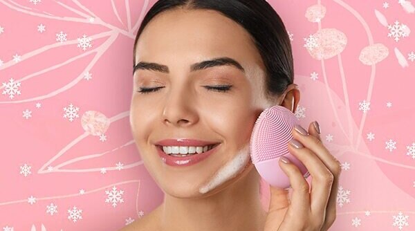 Here's Why Your Winter Skincare Routine Needs A Silicone Face Scrub