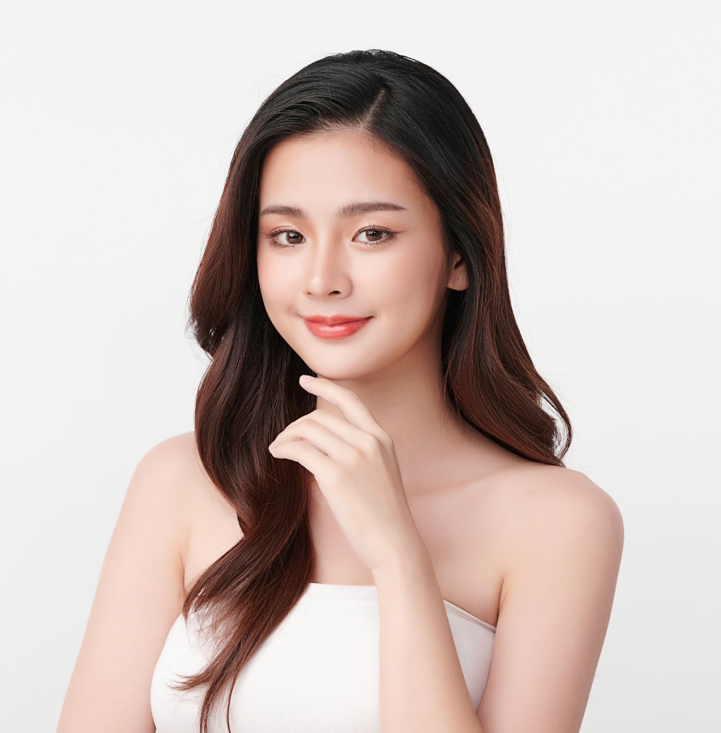 Kiểu tóc layer nữ mặt tròn uốn xoăn lơi 