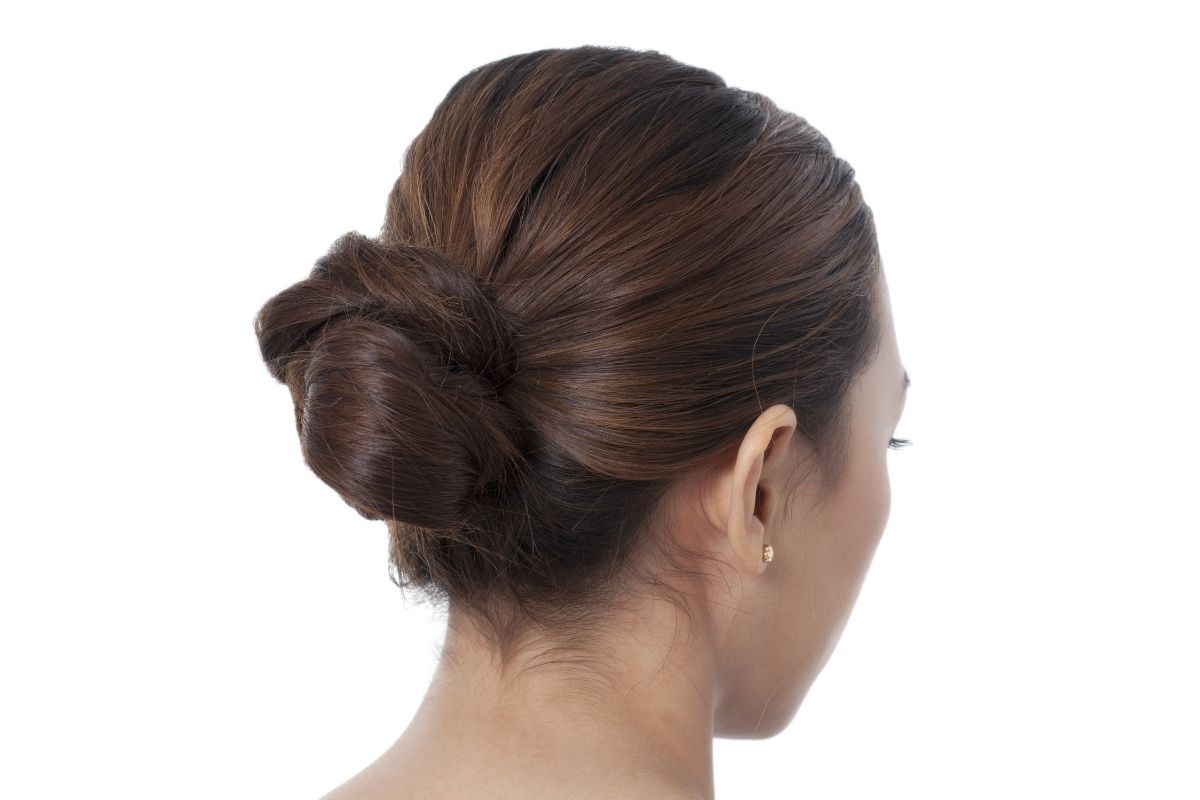 kiểu tóc đi tiệc cho mặt tròn tóc búi thấp đơn giản