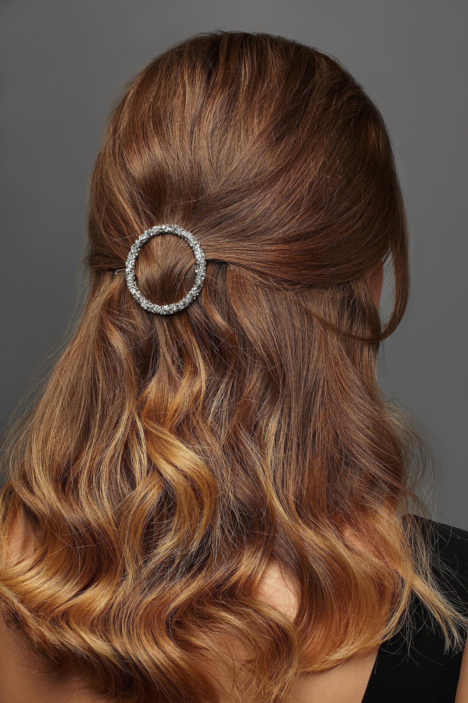 Engagement hairstyle: woman with brown hair wearing a mini bouffant hairstyle