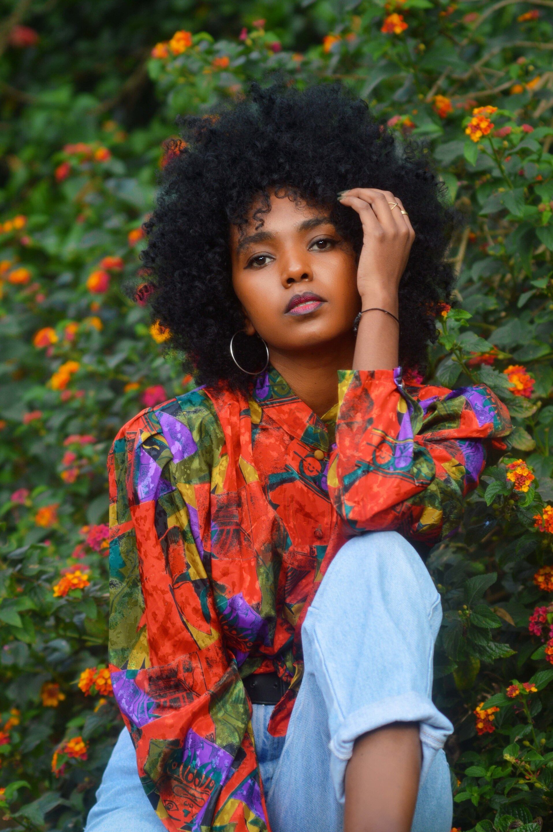 Engagement hairstyle: woman with gorgeous afro curls