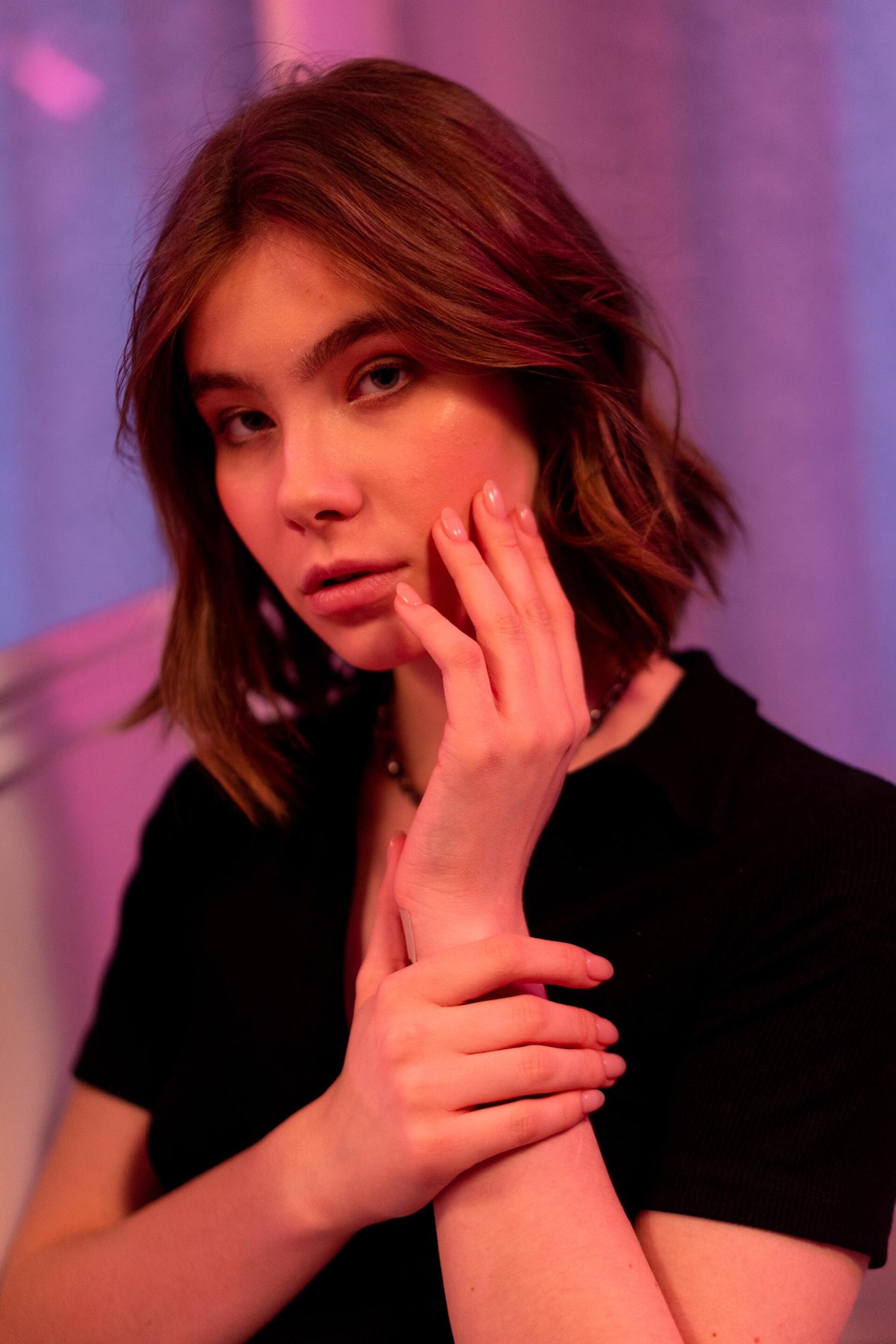 Euphoria hairstyles: woman with a wavy, blunt-cut long bob hairstyle