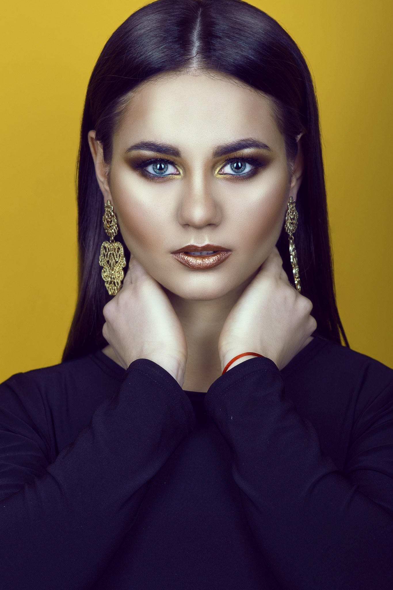 runway hair trends: woman with middle part hairstyle straight hair