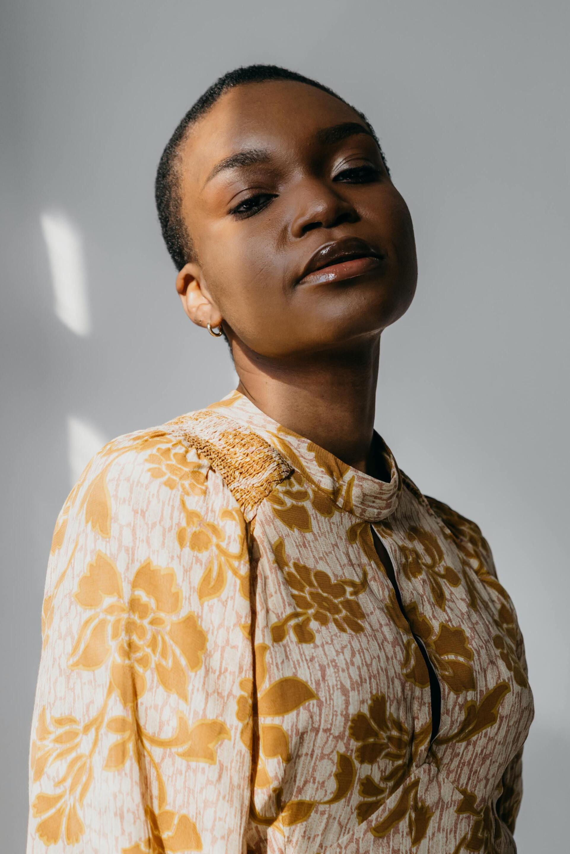 Stranger Things hairstyles: woman with a very short, buzzcut hairstyle