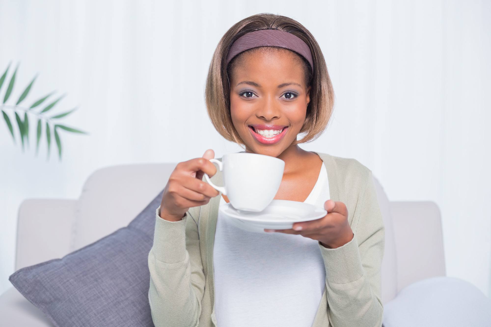 thin hair: woman with a bob hairstyle and headband accessory
