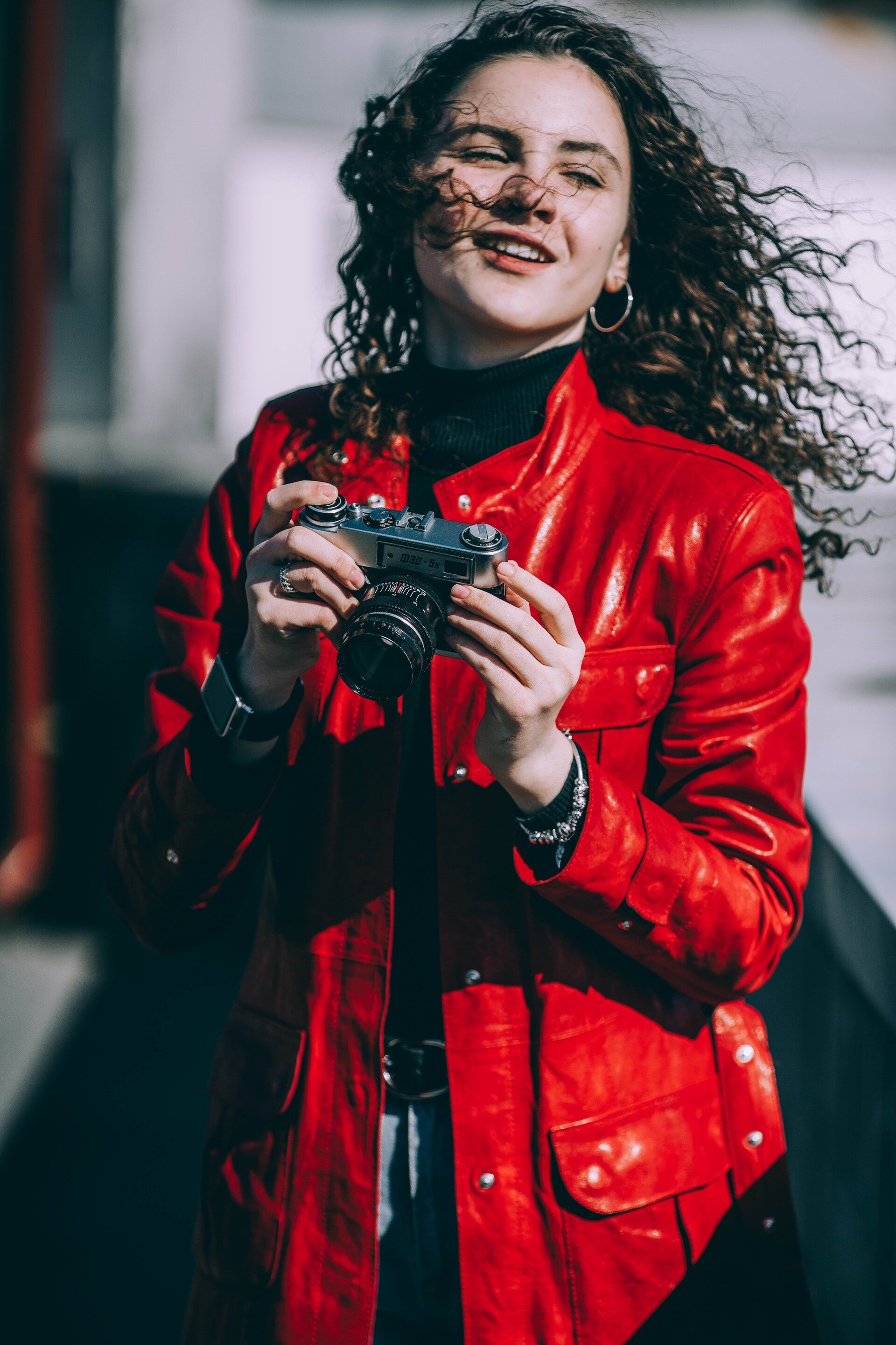 woman with thin curly hair