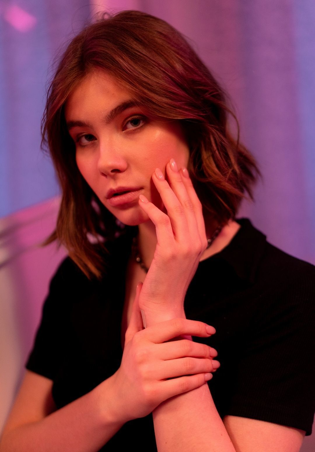 2022 hair trends: a woman with a wavy bob hairstyle with a middle path