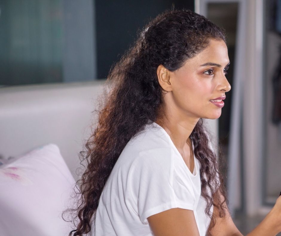 5-minute hairstyles: woman with long curly hair in a half-up style
