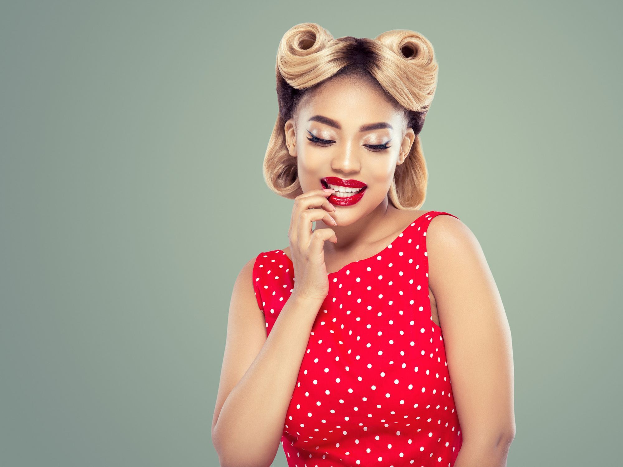 1940s hairstyles: Victory rolls