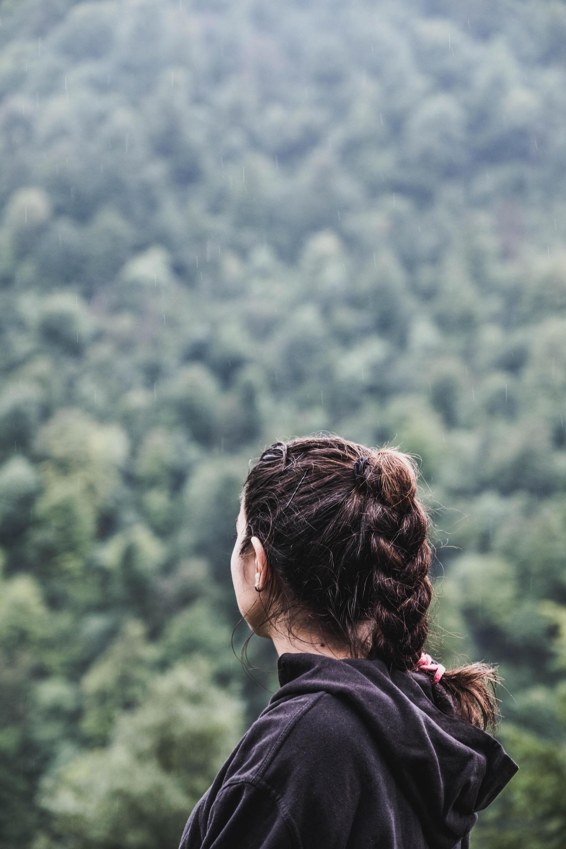 hairstyles for rainy weather: woman with a plaited ponytail