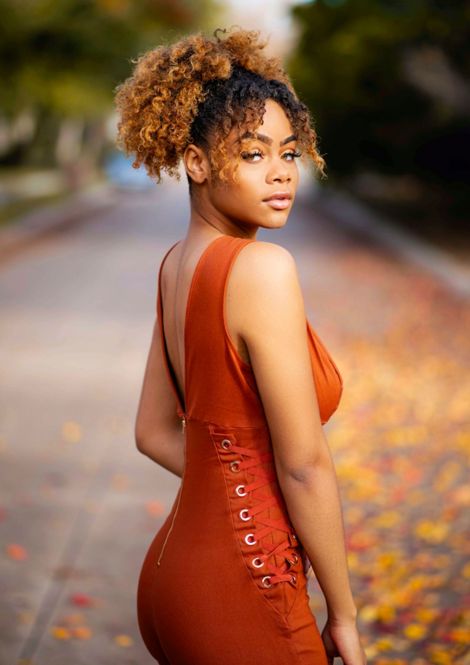 Woman with curly hair and a 90s hairstyle for date night