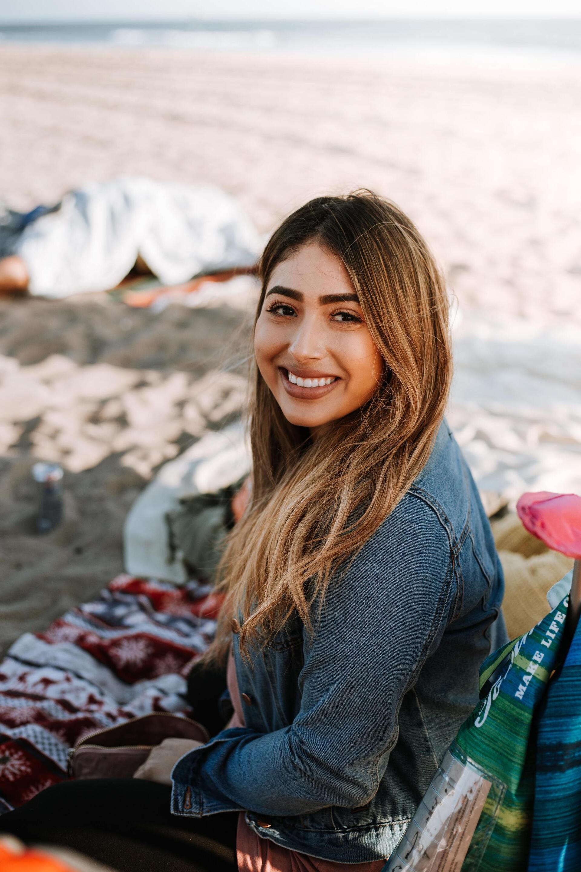 Cool-toned hair colours: Woman with ash brown highlights