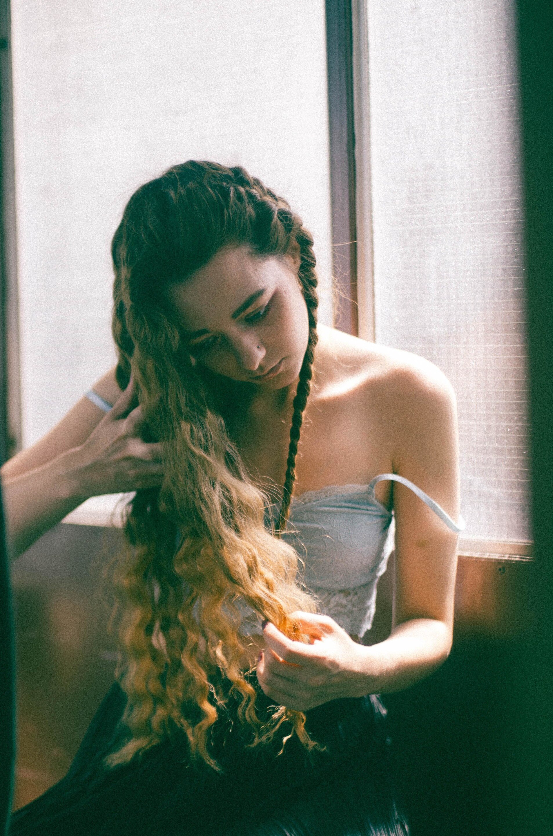 greek-inspired hairstyles: woman with a single braid