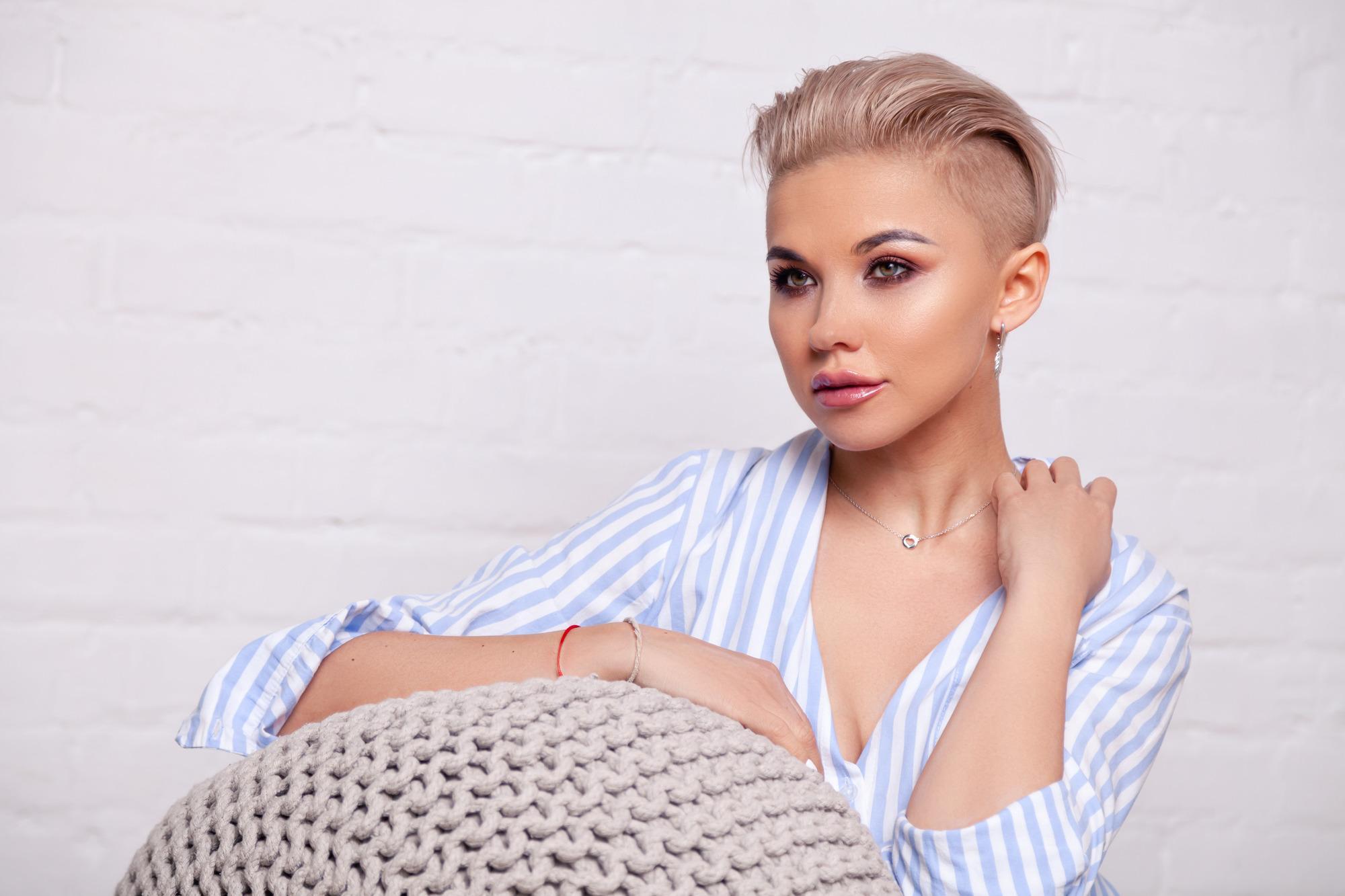 hairstyles: woman with short blonde hair slicked back