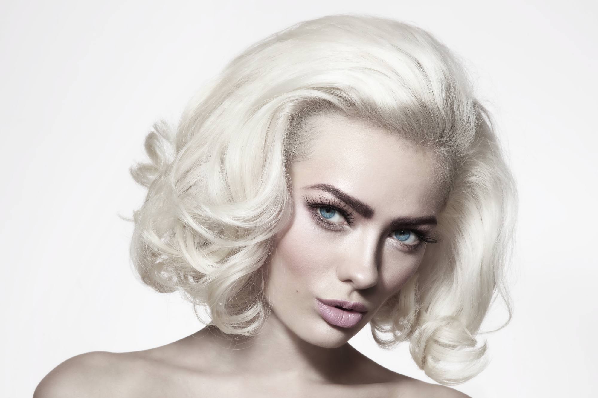 Hairstyles of great women: woman with brushed back teased blonde hair