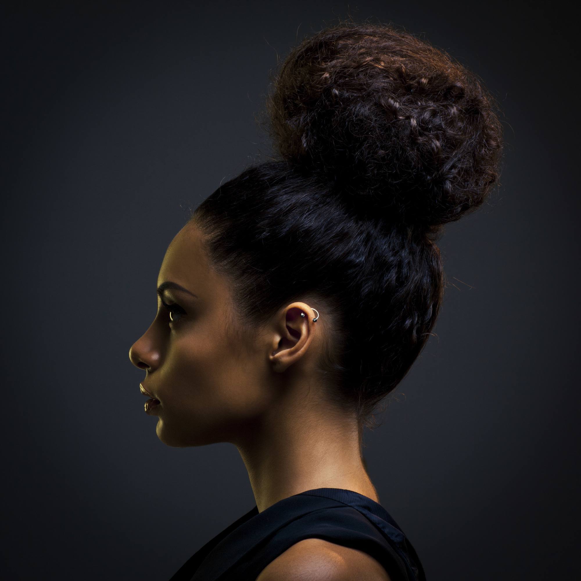 easy natural hairstyles: woman with a high bun
