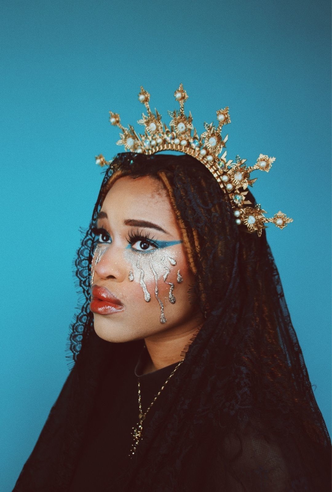 halloween hairstyle: woman with locs wearing a crown