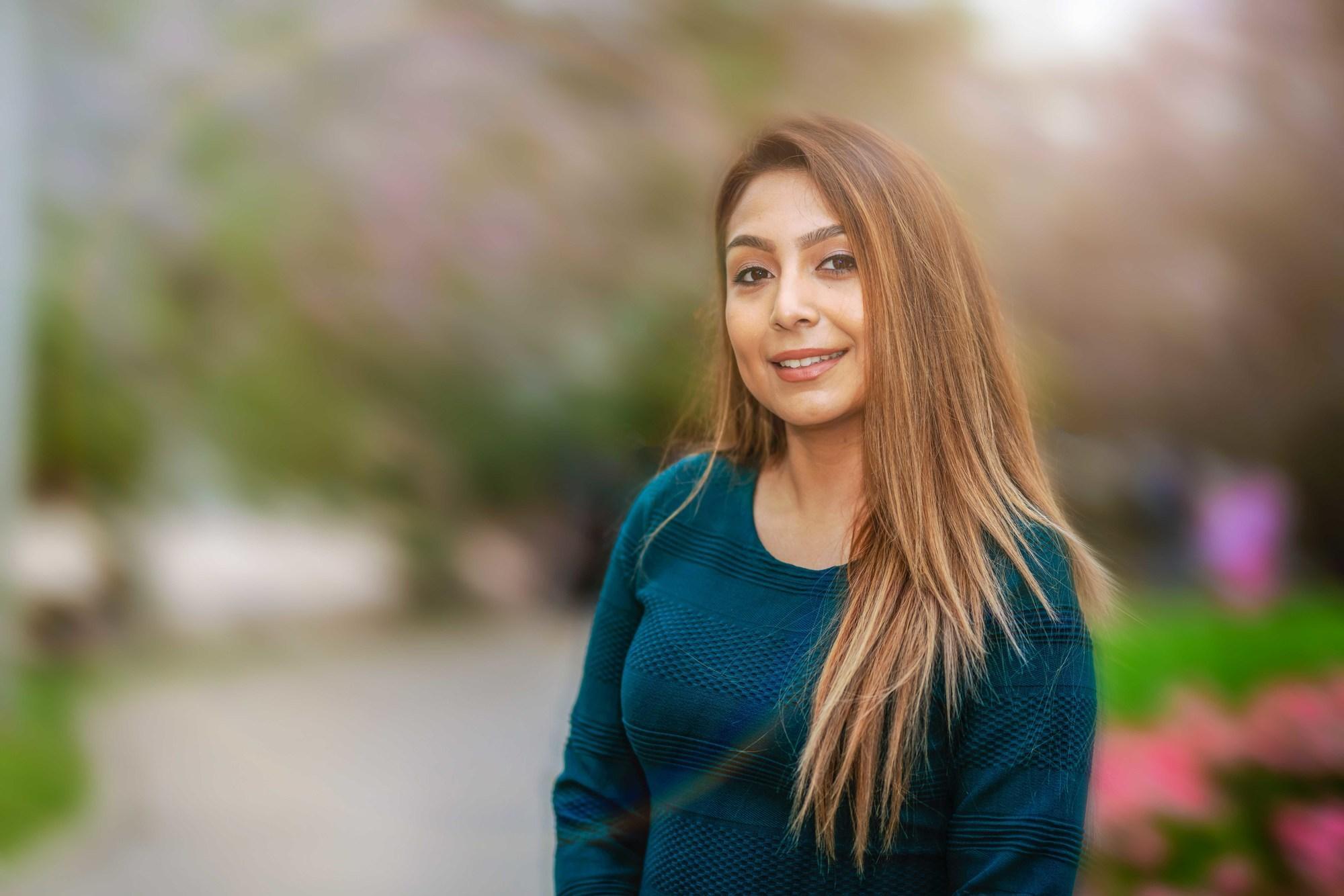 woman with straight, honey blonde hair