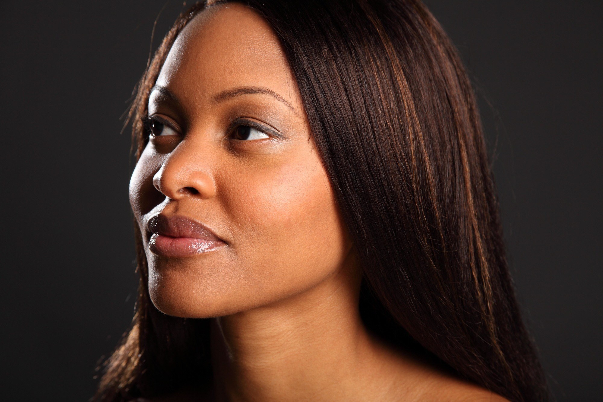 woman with straight hair and small highlights