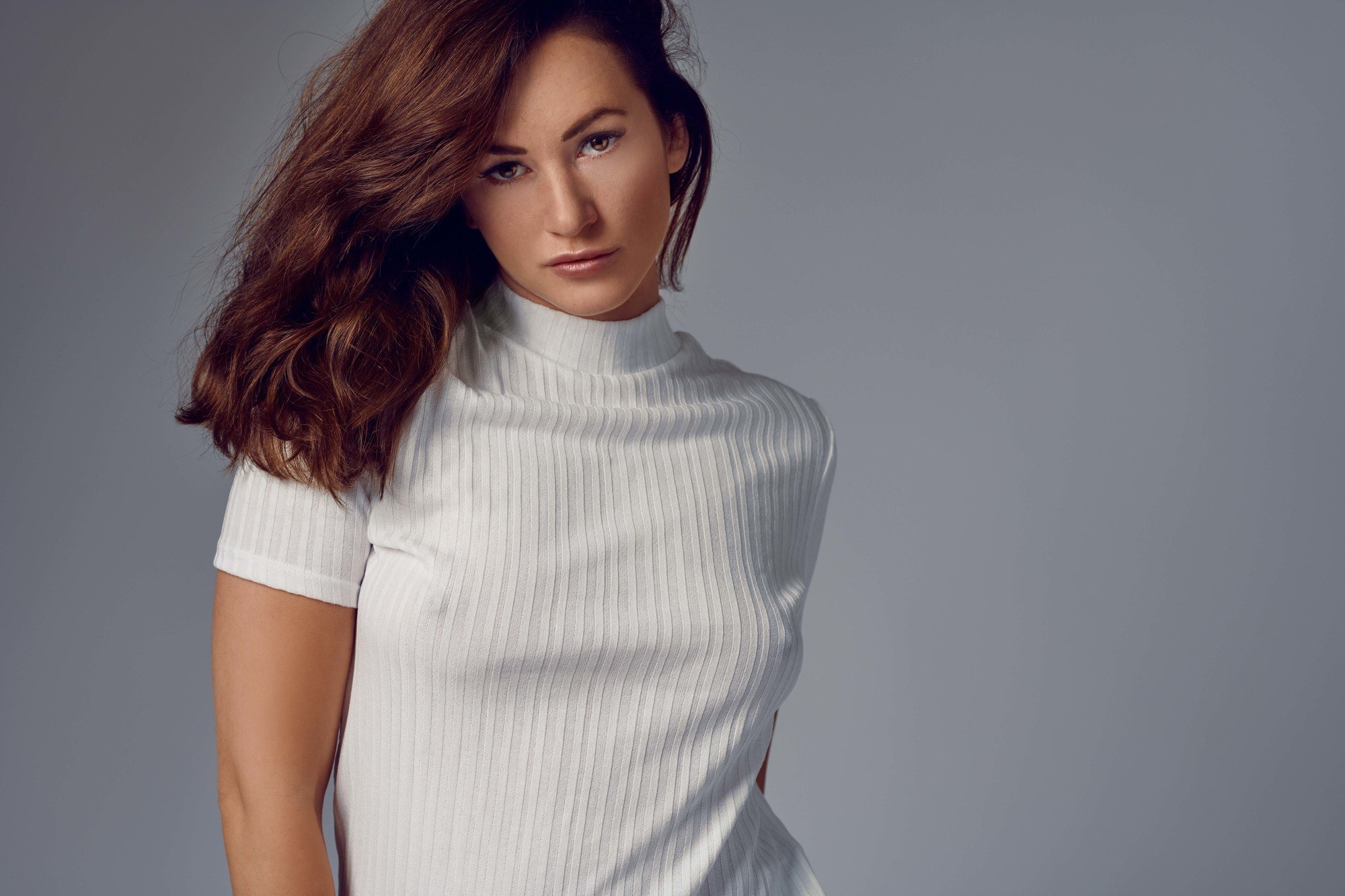 woman with wavy brown hair with a red undertone