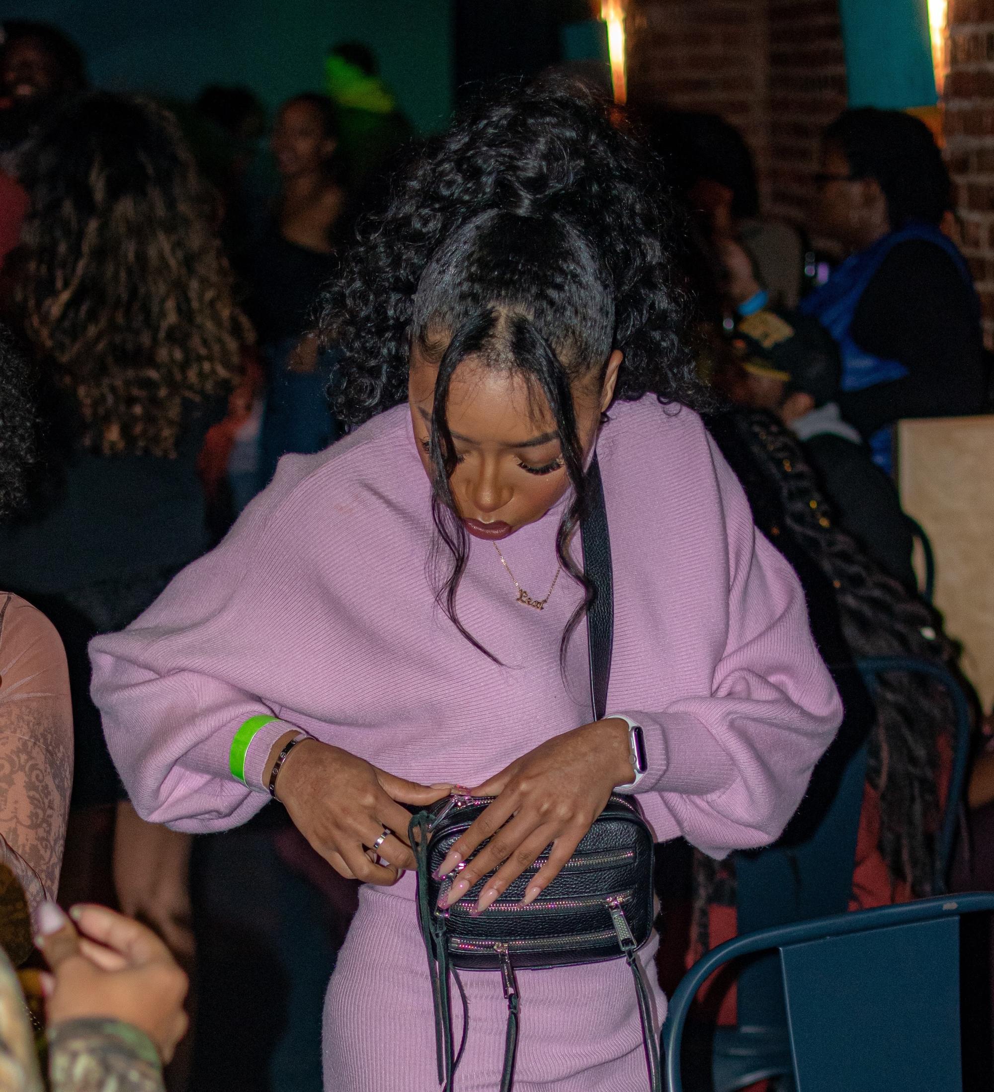 hair trend: woman with 90s style hairstyle