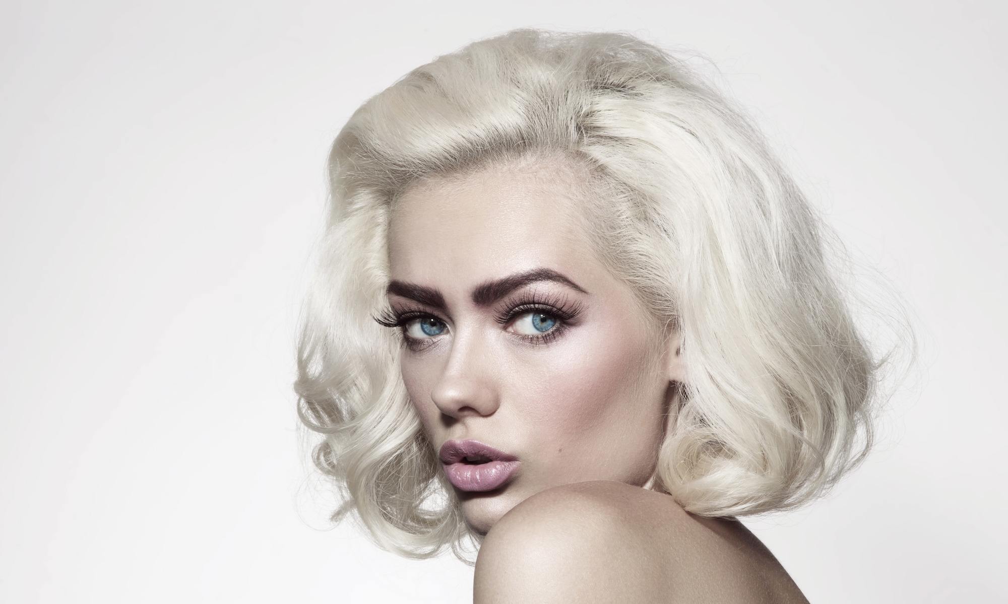 woman with voluminous bouncy blonde hairdryer hairstyle