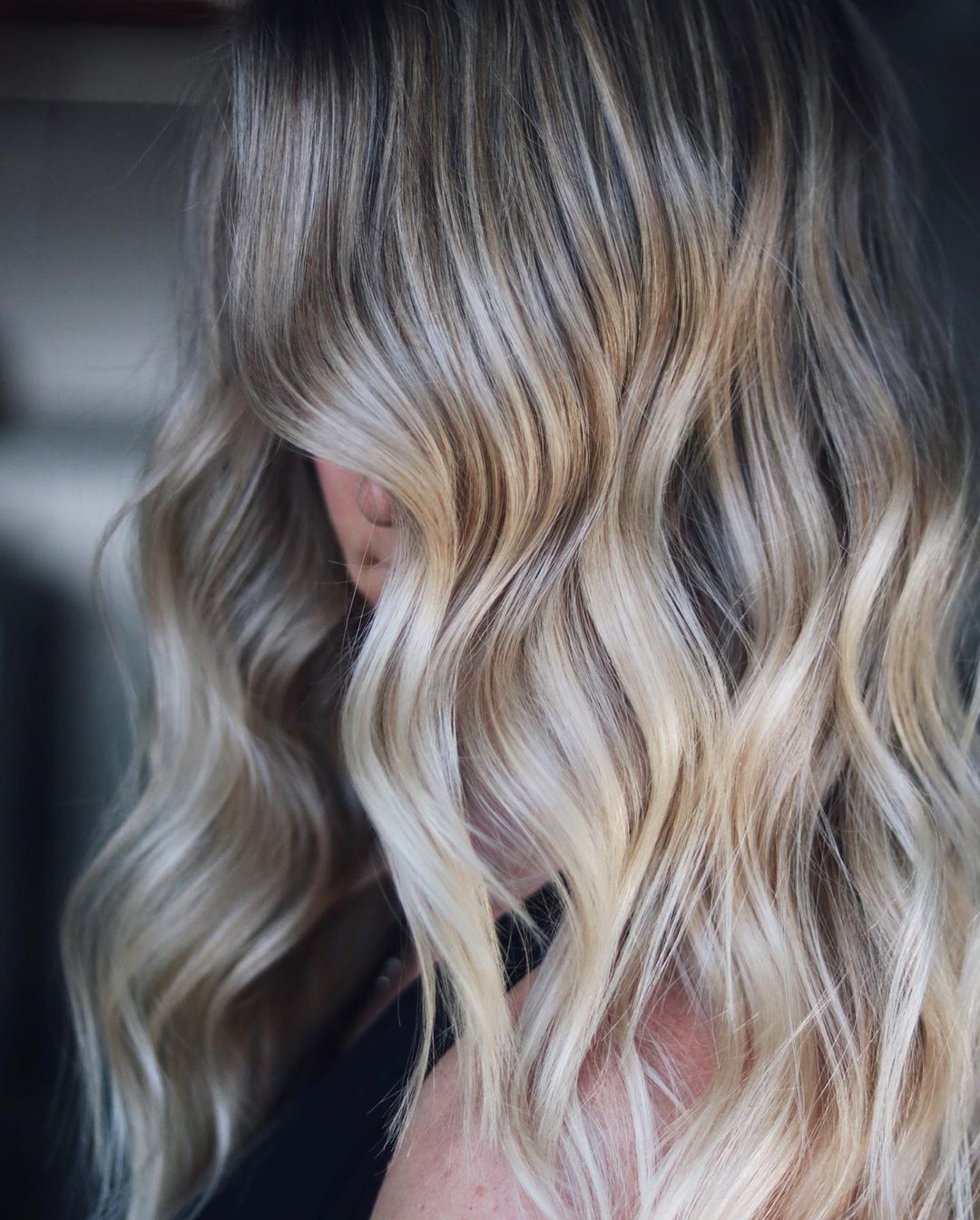 types of hair colour: woman with medium length hair and balayage hair colour
