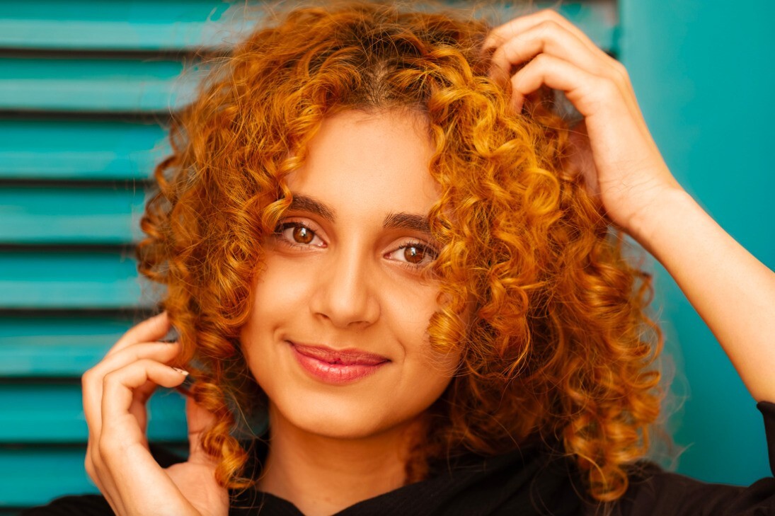 10 Curly Hair with Highlights Looks