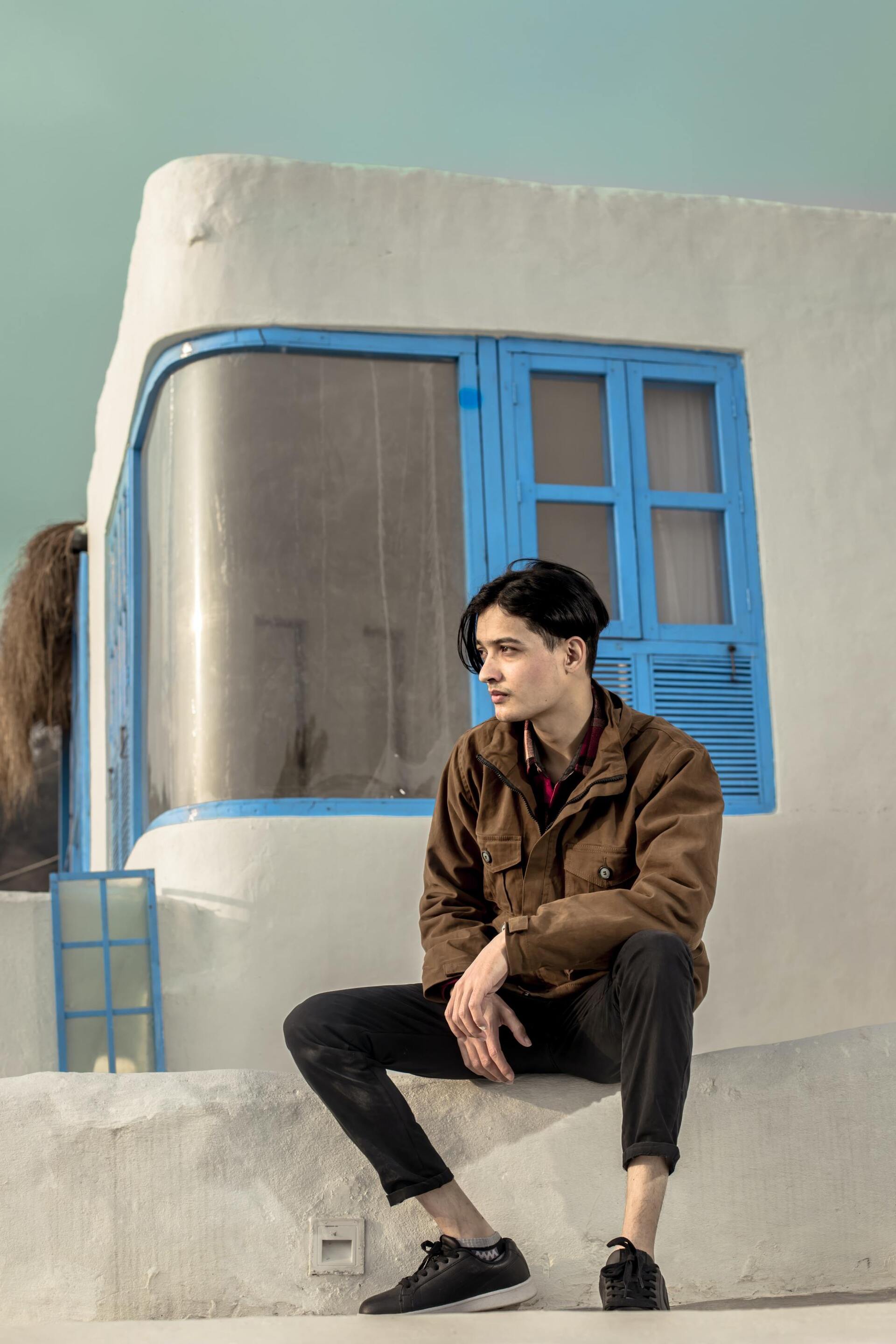 TikTok hairstyles: man with a mushroom haircut and an undercut