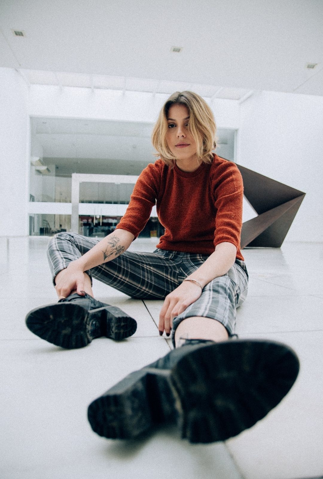 TikTok hairstyles: woman with short wavy hair cut in layers