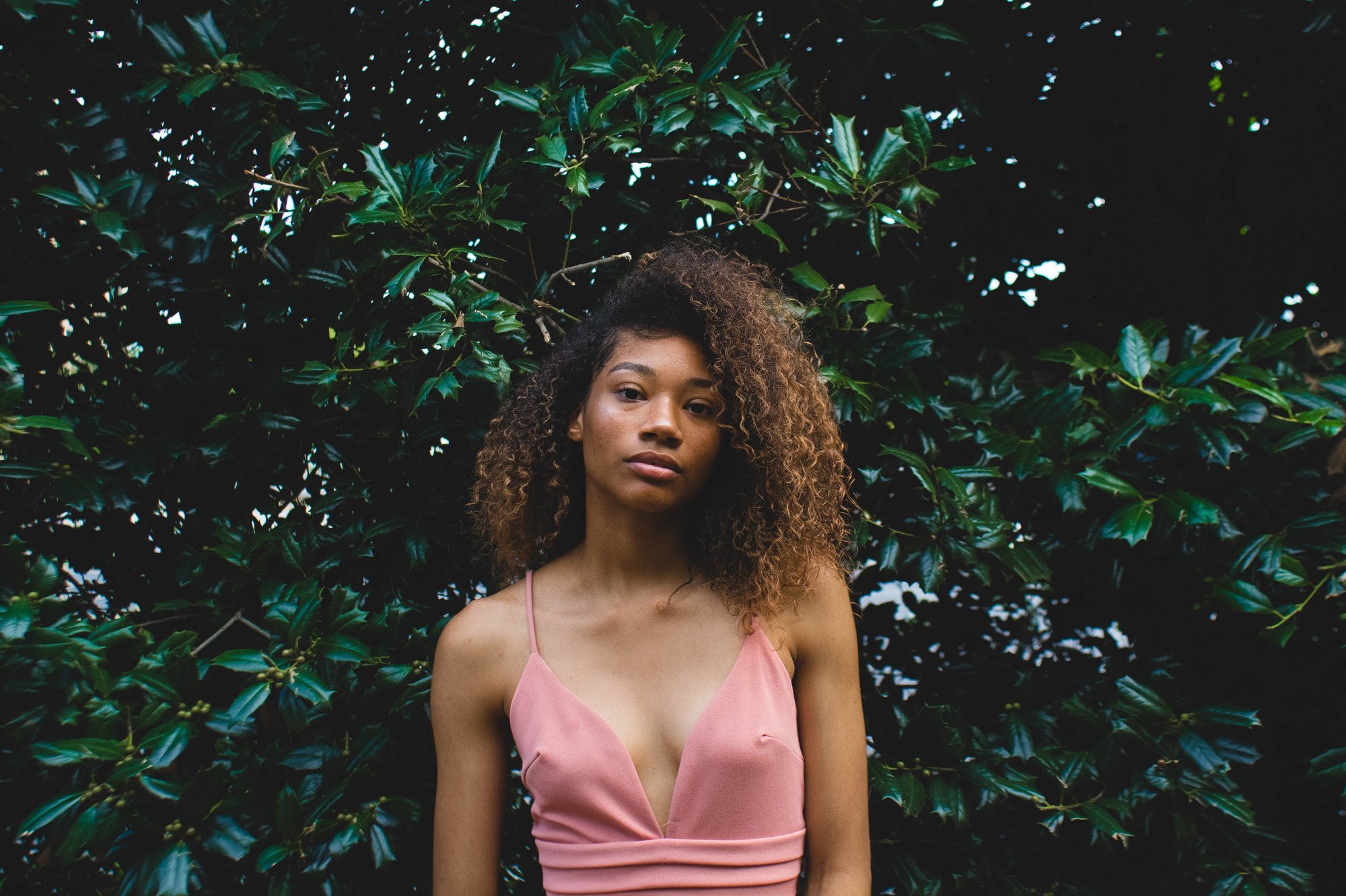 woman with naturally curly hair with a side path
