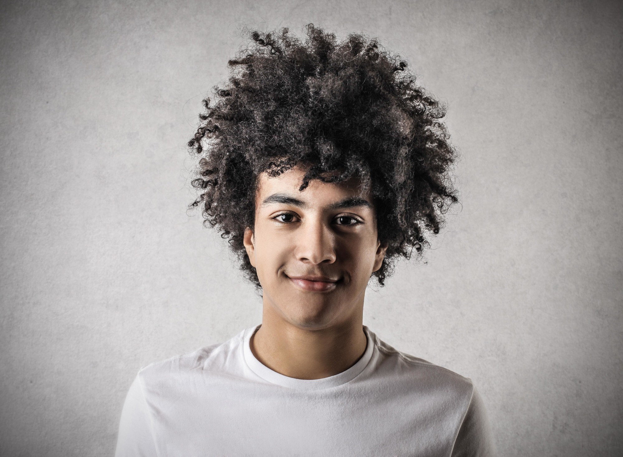 men with round faces: natural curly hair