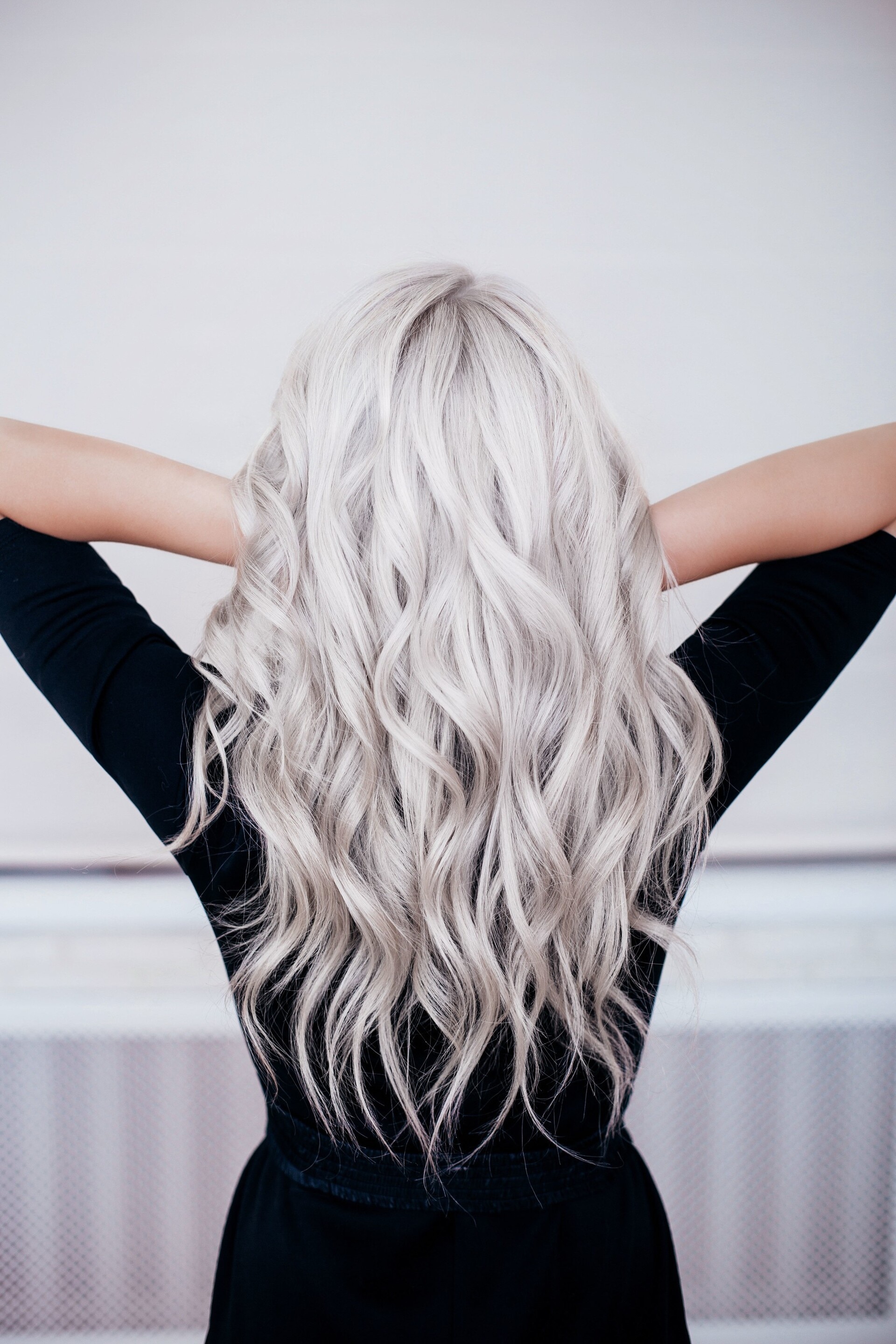 hair colours for winter: woman with silver hair