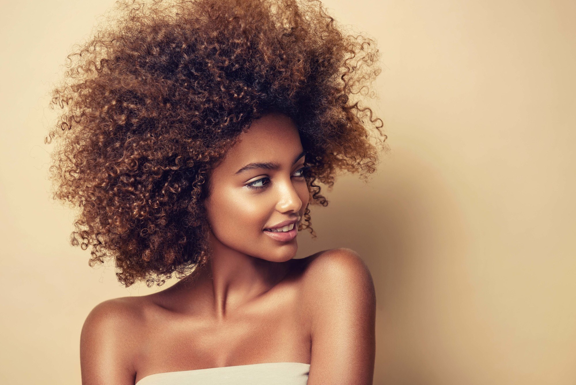 Woman wearing a curly wig