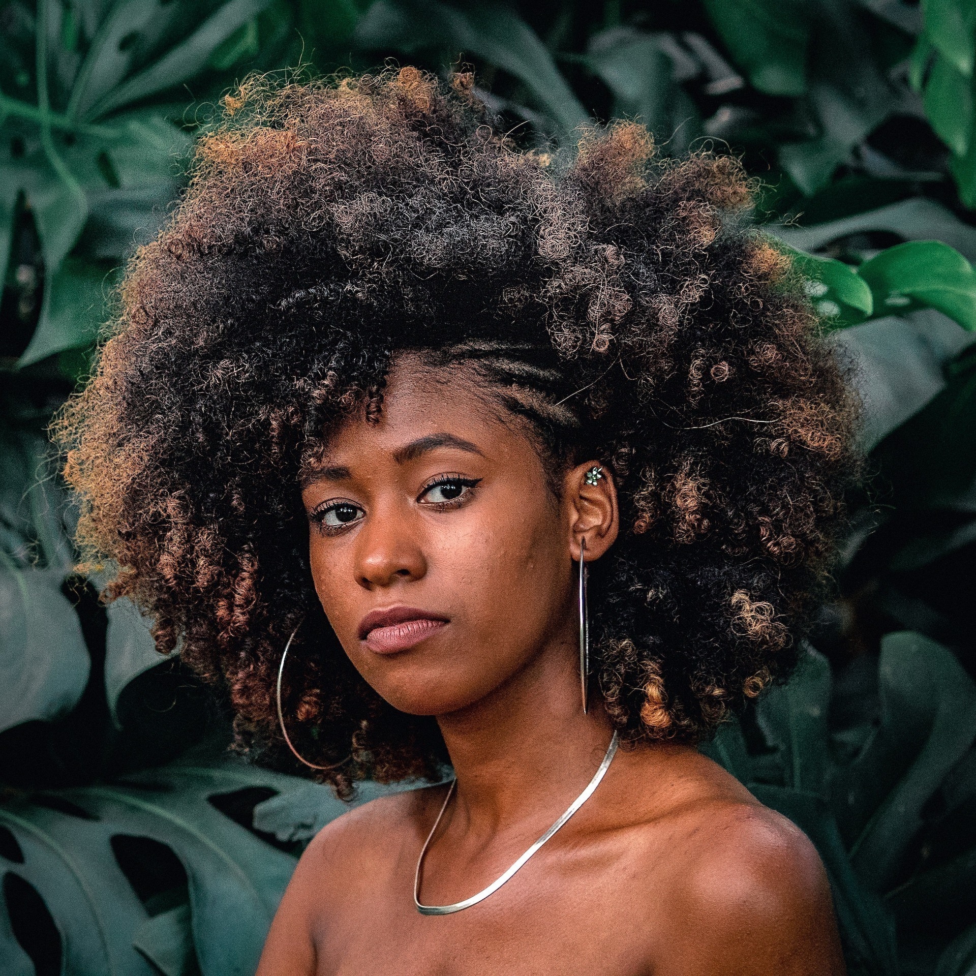 hairstyles for the beach-lovers: woman with a braided afro