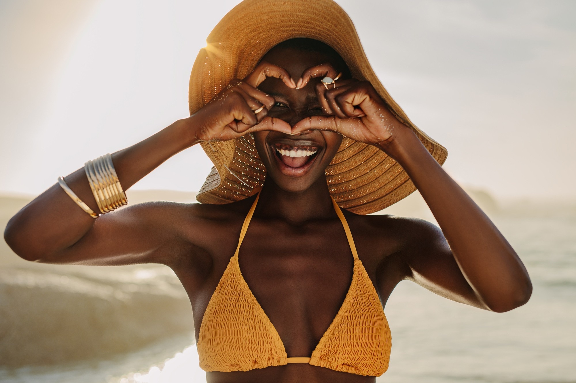 hairstyles for beach-lovers: woman wearing a wide rim beach hate