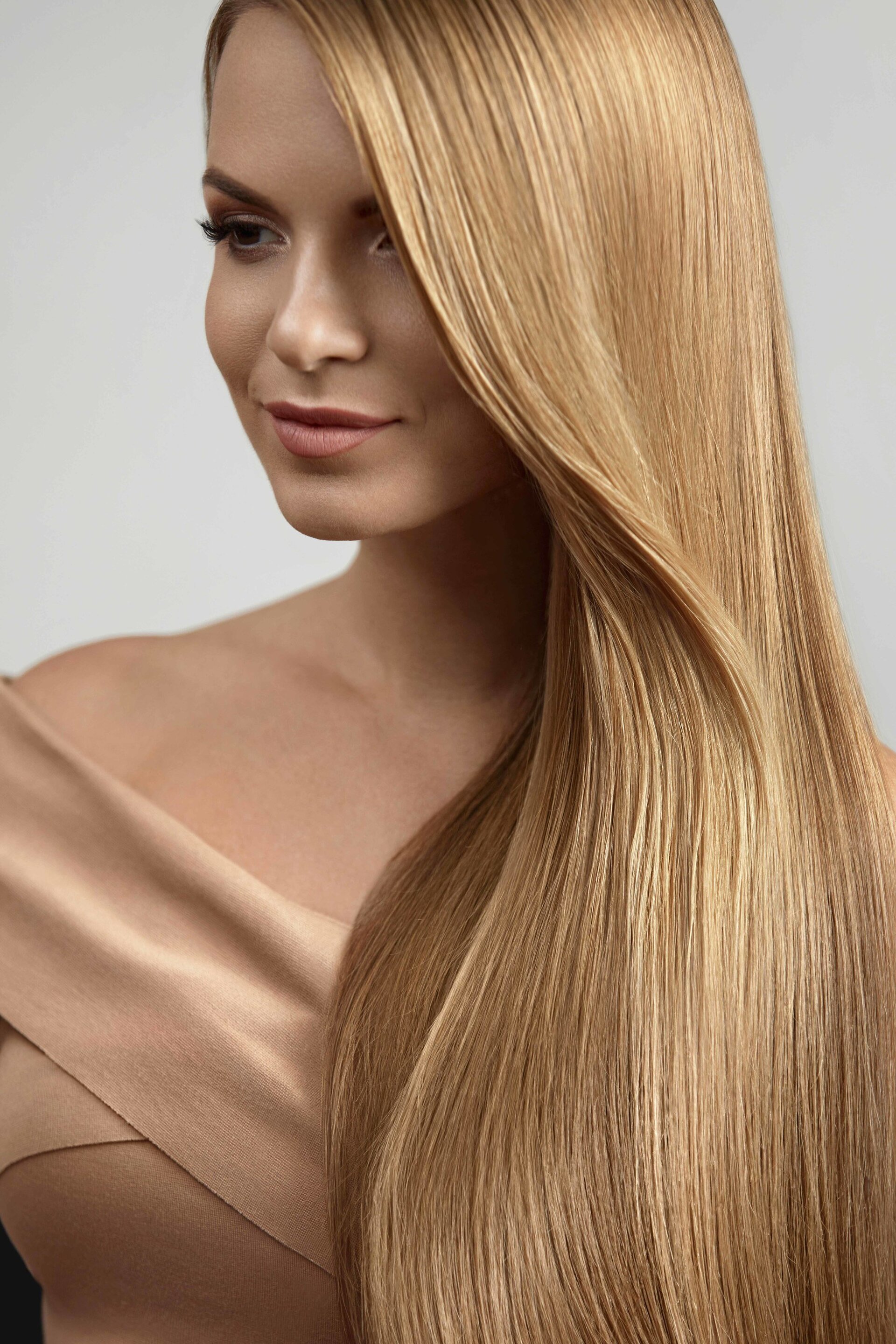 woman with blonde hair thick hair wavy
