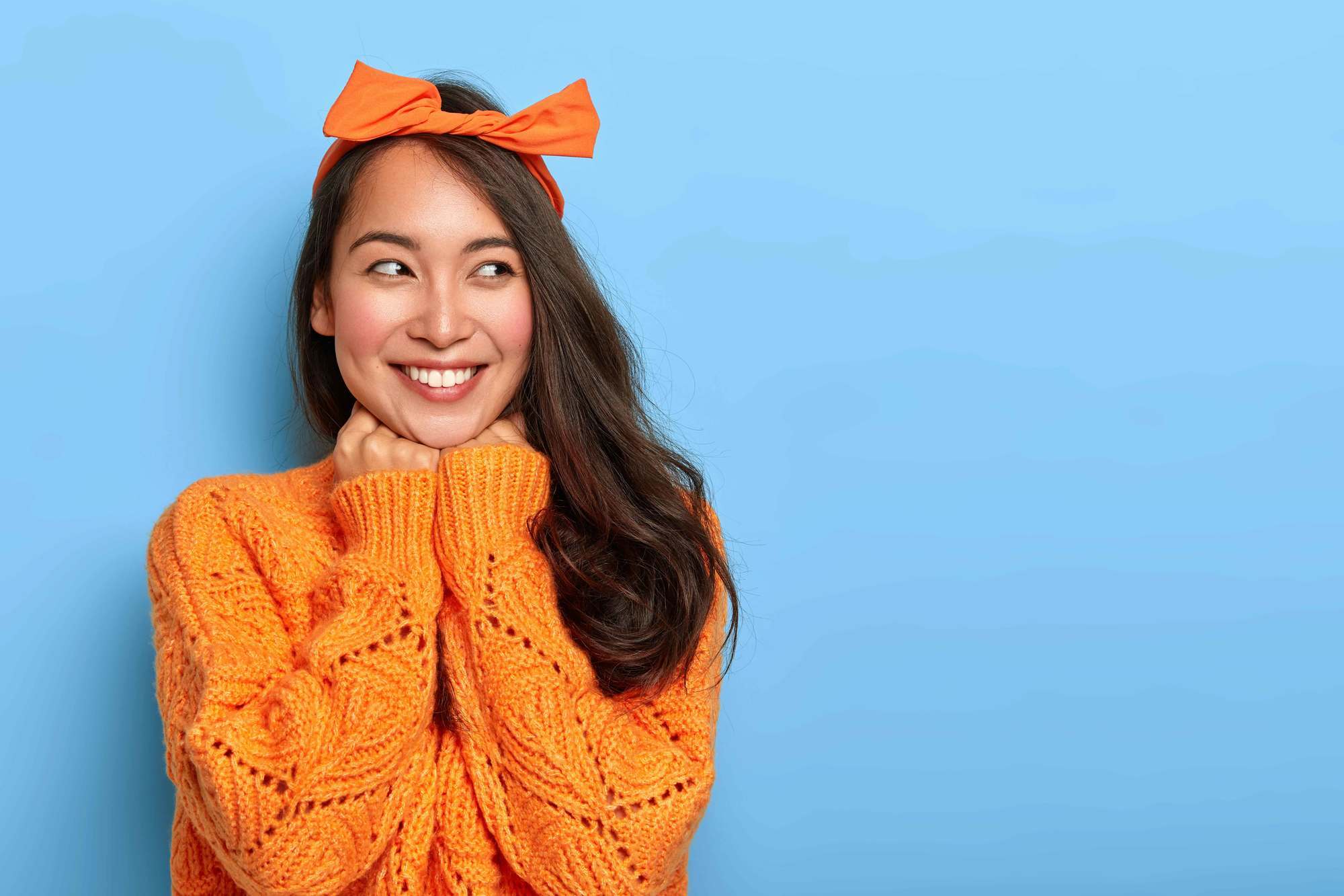 hide your roots without dyeing your hair: girl wearing a bright orange headband