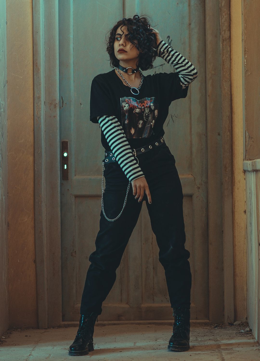 Kpop inspired hairstyle: woman with dark, curly, chin-length hair