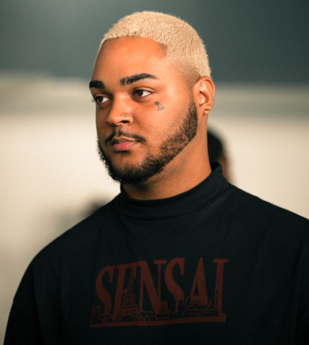Hair colours for men: Platinum hair and dark beard
