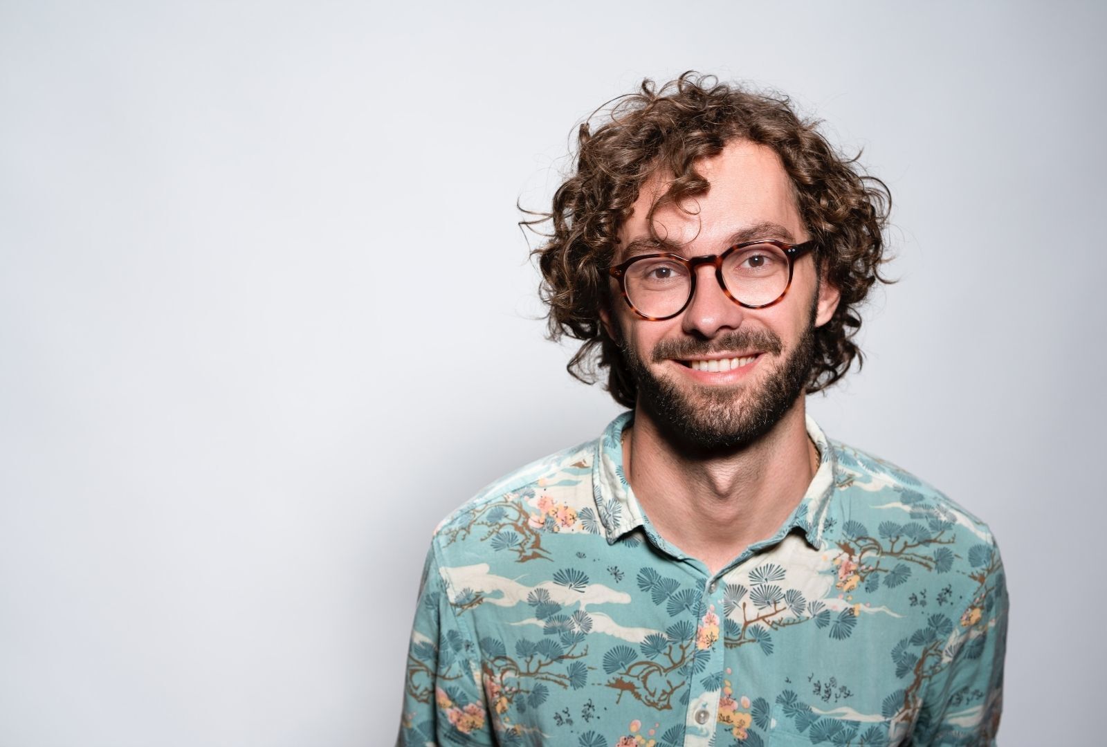 man perm: man with loose curly hair