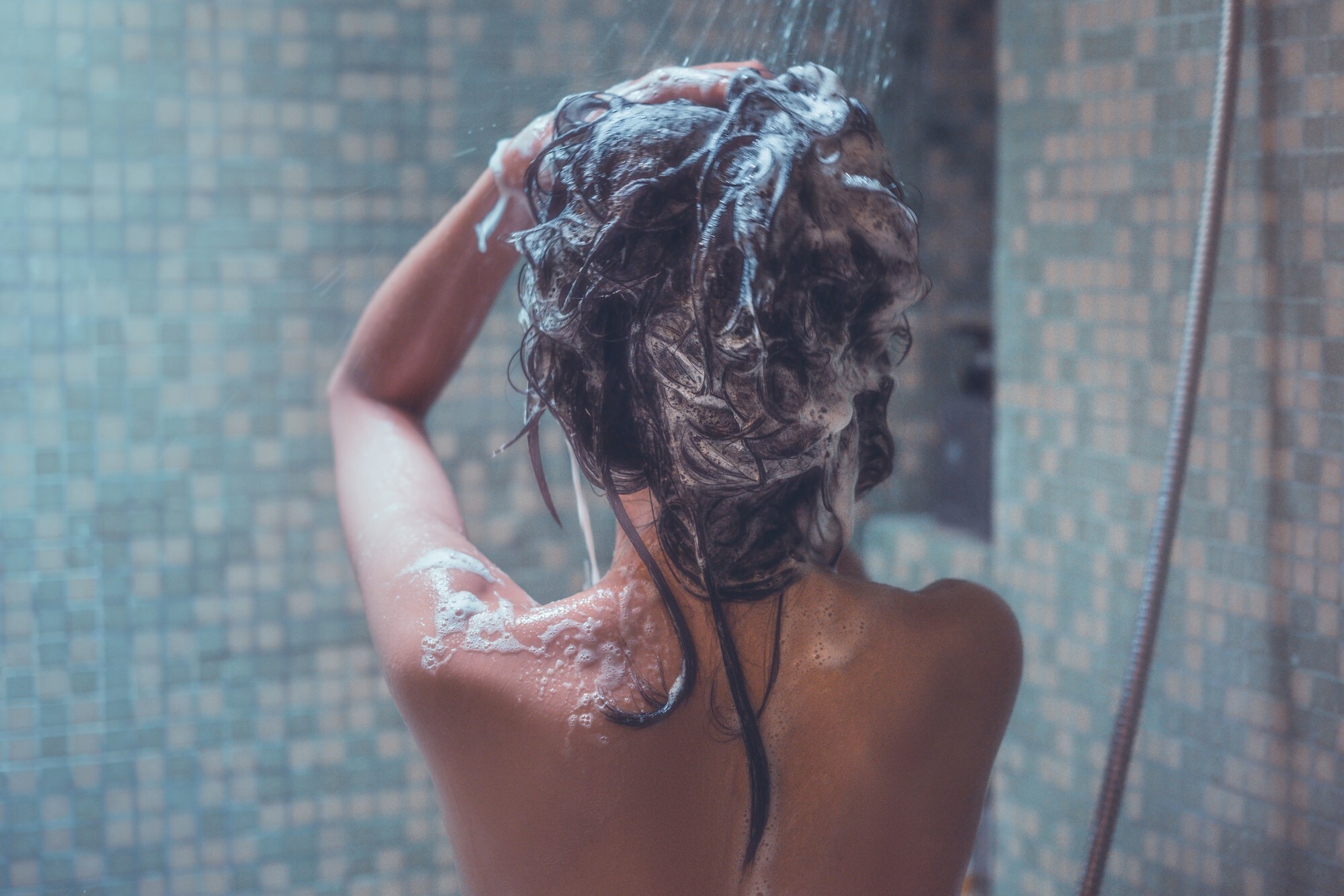 reduce damage: woman washing her hair